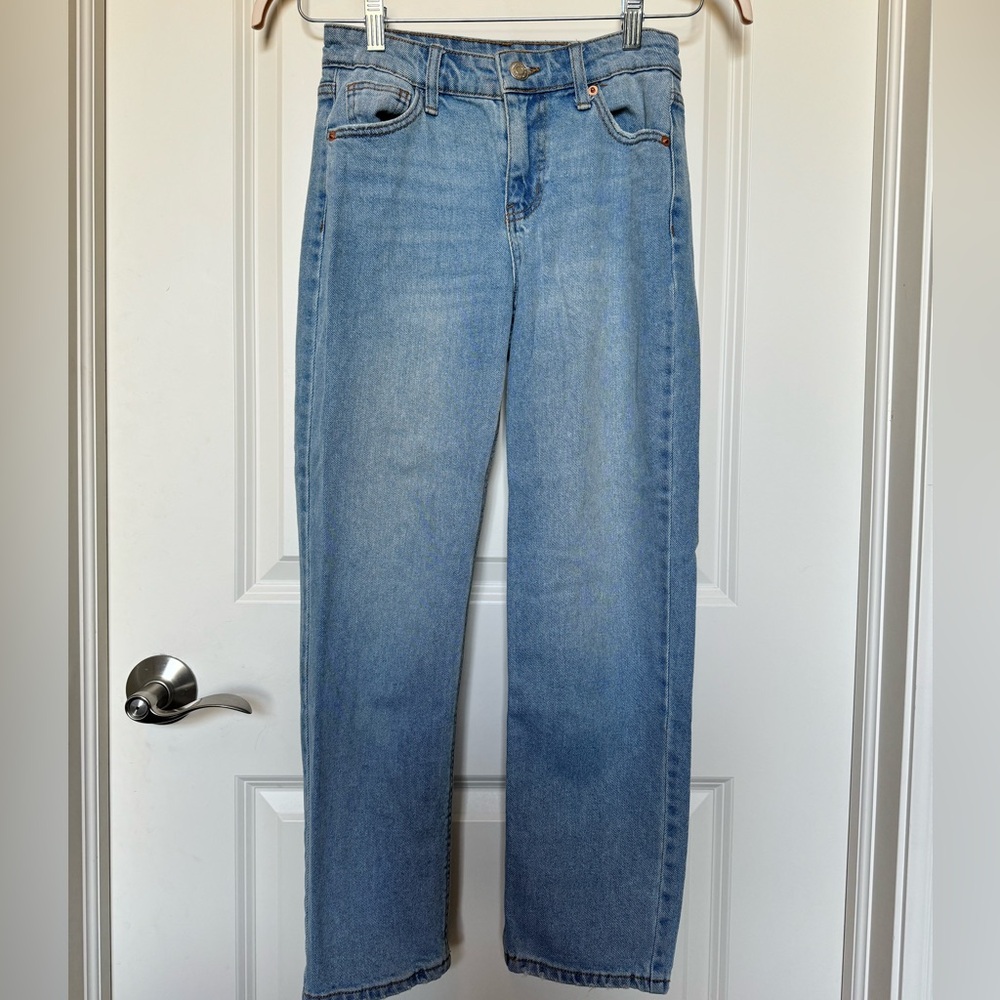 mom Jean, light wash, front and back pockets, belt loop